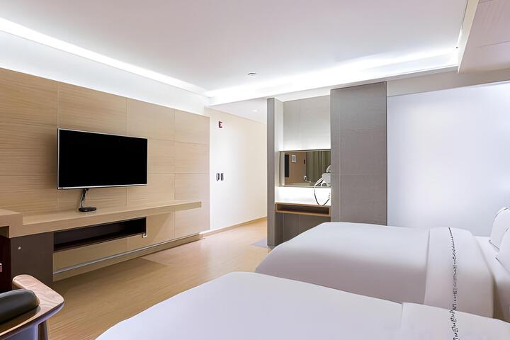 Room 5 of 9