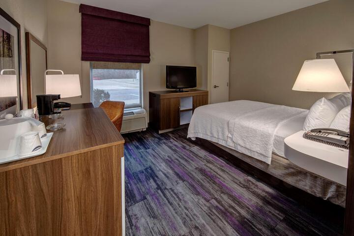 1 Queen Bed Walkin Shower Only (9 of 13)