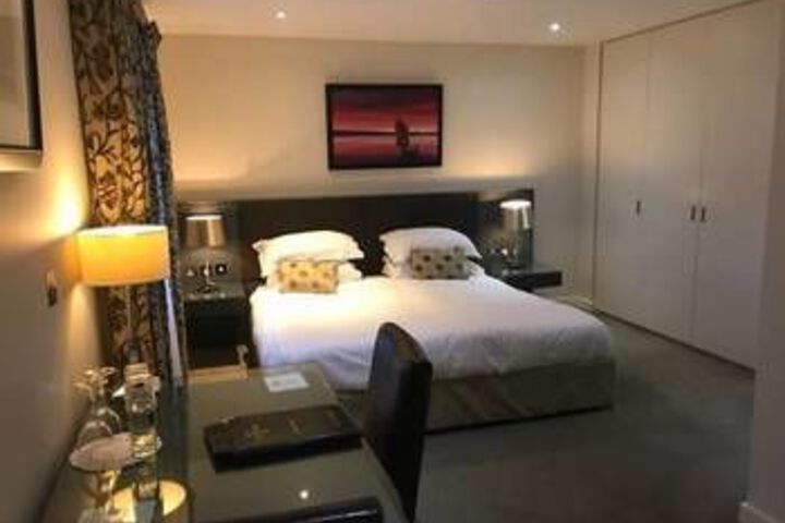 Room 7 of 18