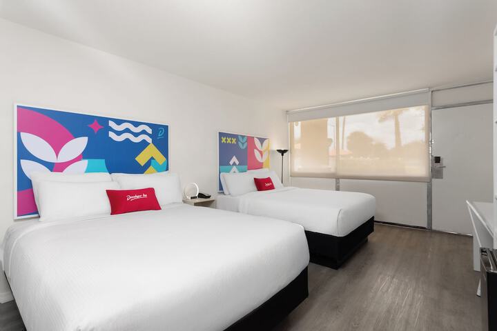 1 Queen Bed Mobility or Hearing Accessible Room Bathtub with Grab Bars (4 of 21)
