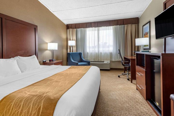 1 King Bed (2 of 7)