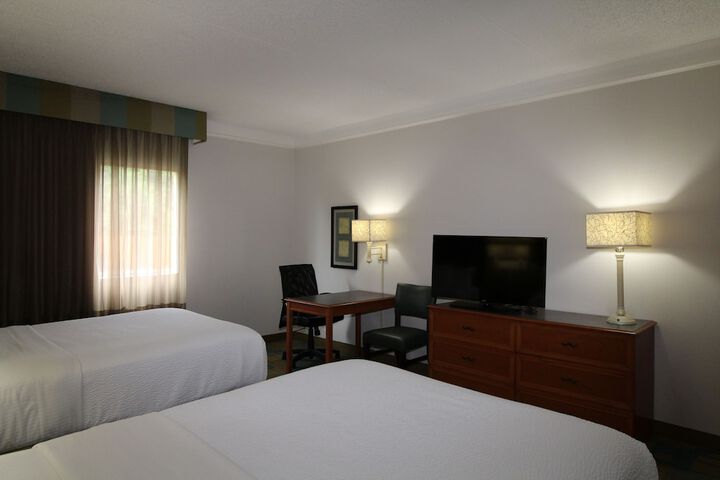 2 Double Beds (7 of 13)