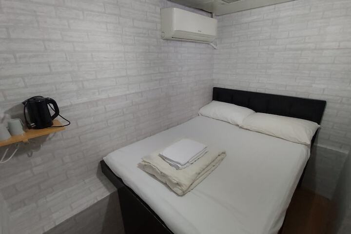 Room 7 of 18