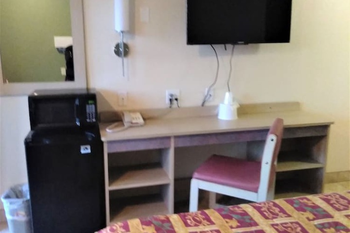 Basic Single Queenbed (2 of 4)