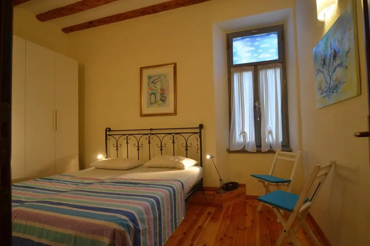 Room 2 of 10