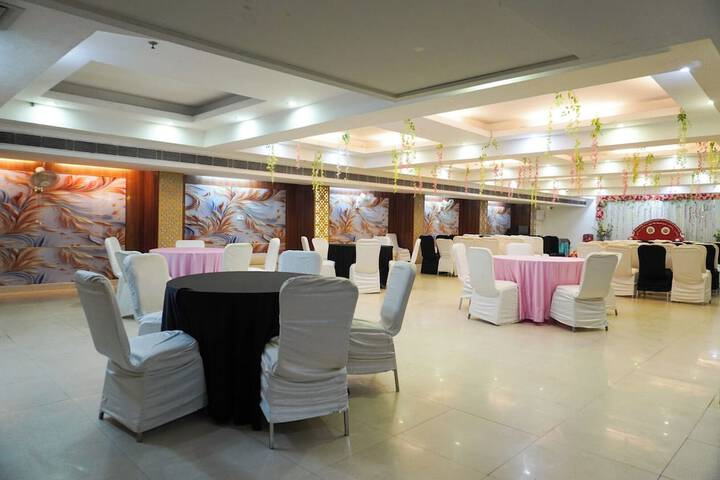 Ballroom/Hall 30 of 33