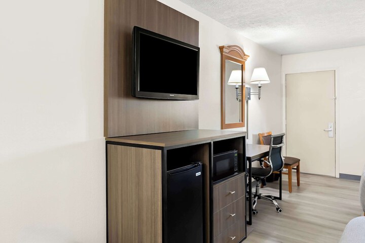 2 Queen Beds (7 of 15)