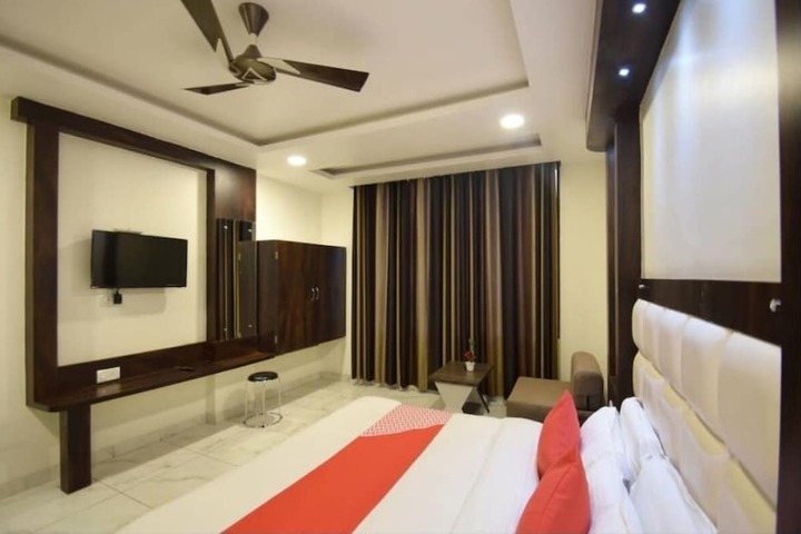 Room 6 of 16