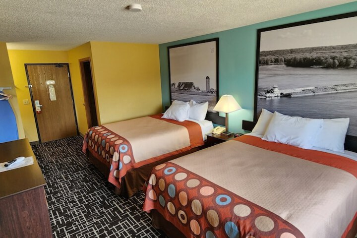 1 Queen Bed (13 of 19)