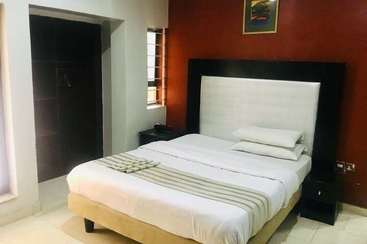 Room 17 of 37