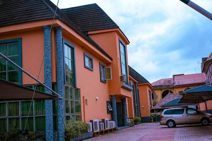 Biggie Hotel and Suites