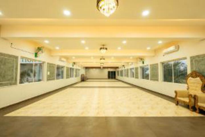 Ballroom/Hall 18 of 21