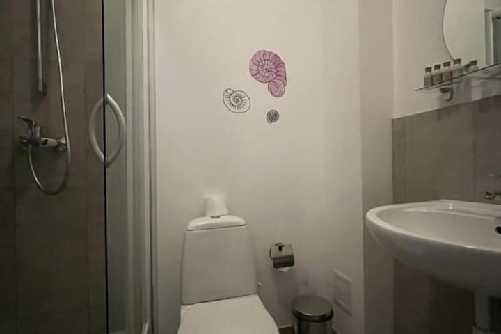 Room 102 of 113