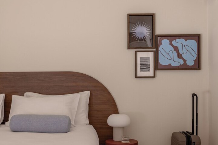 Room 9 of 18