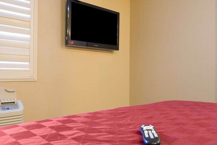 1 Queen Bed (6 of 18)