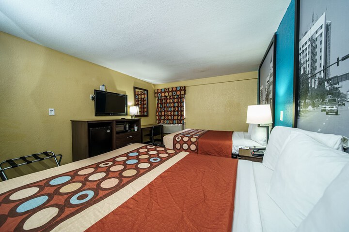 2 Queen Beds Mobility Hearing Accessible Room Roll in Shower (42 of 46)