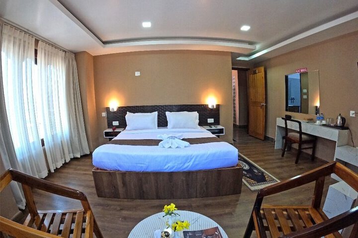 Room 4 of 9