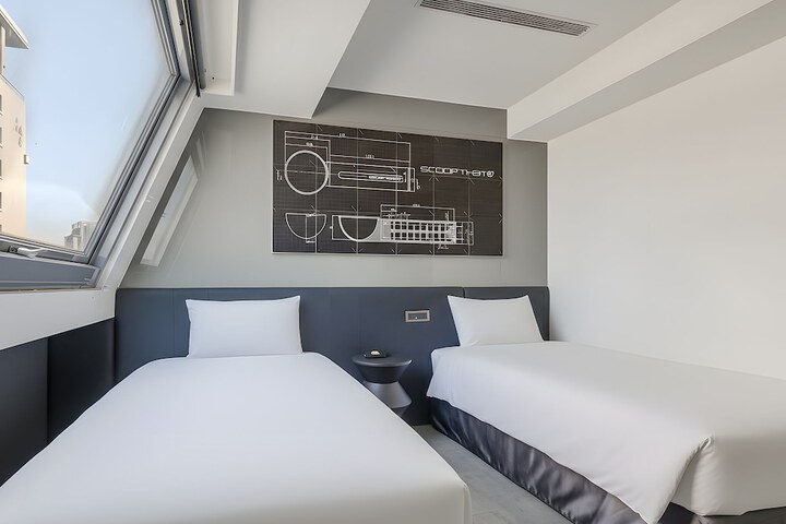 Room 21 of 121