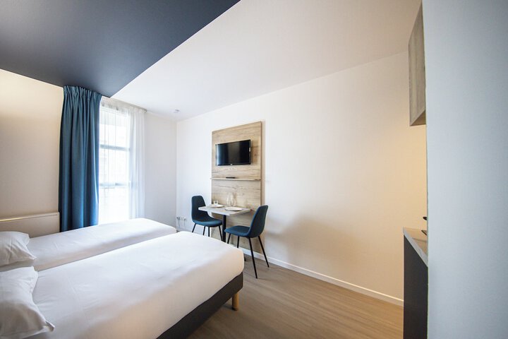 Room 8 of 42