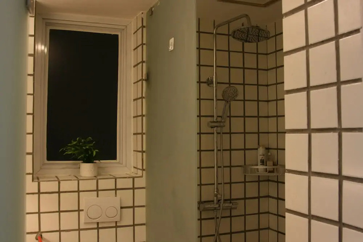 Room 7 of 16