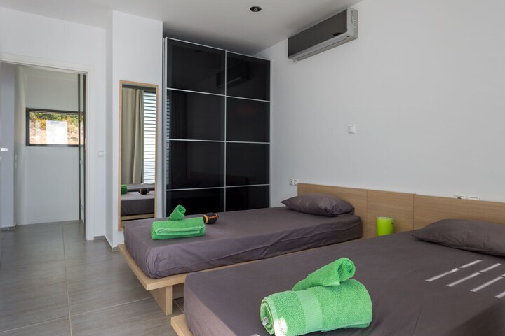 Room 6 of 142