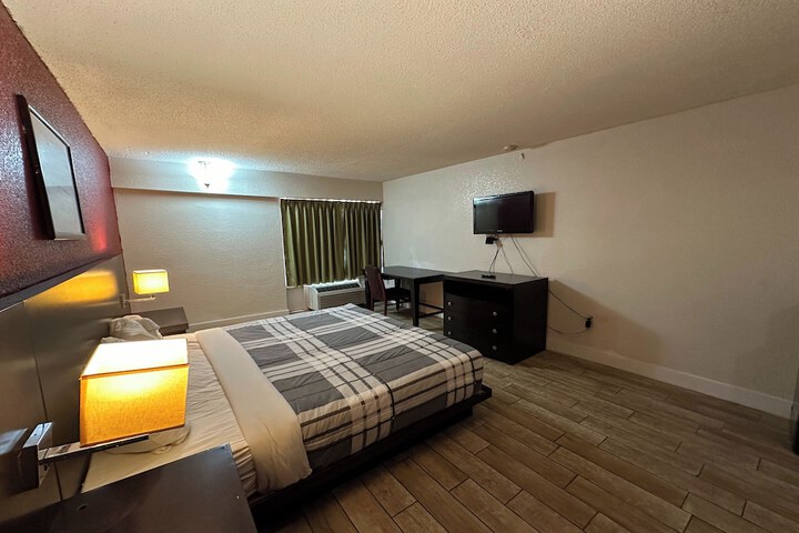 1 King Bed (1 of 7)
