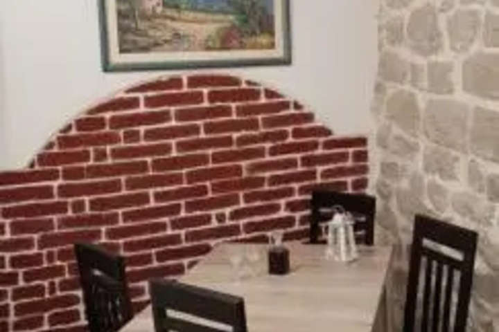 Dining 18 of 19