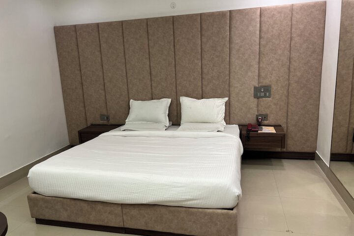 Room 12 of 221