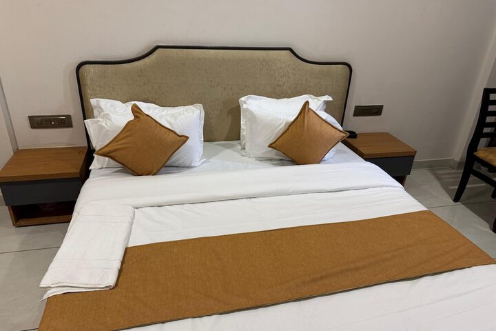 Room 7 of 12