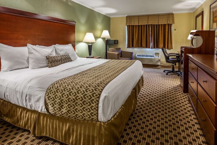 1 King Bed Deluxe Studio Suite (4 of 5)