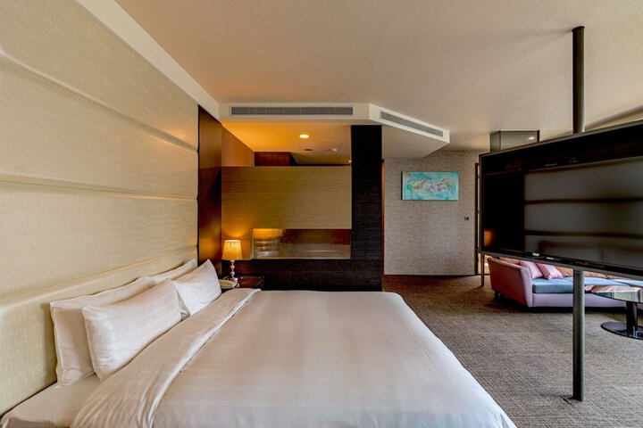 Room 13 of 100