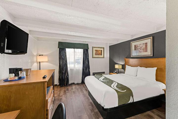 1 Queen Bed (10 of 16)