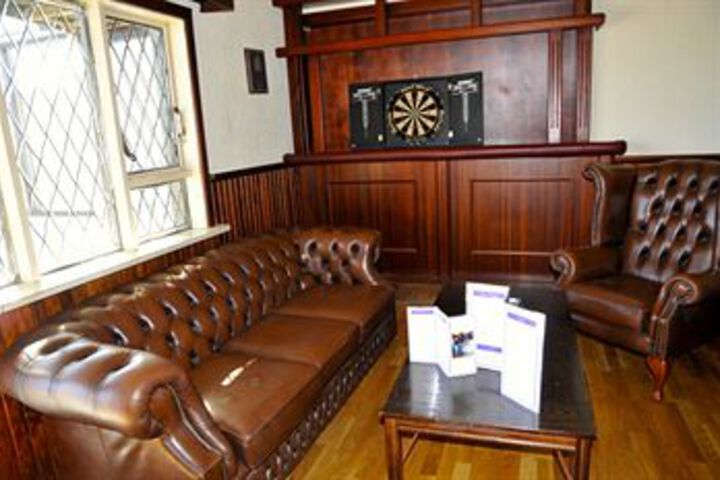 Lounge 33 of 42