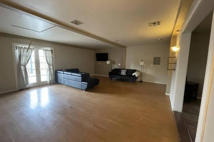 Room 10 of 17
