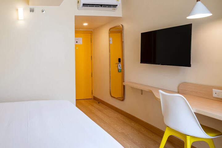 Room 8 of 26
