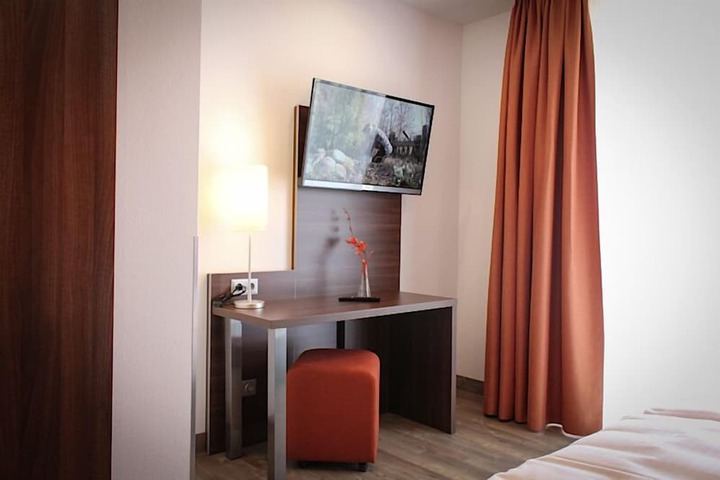 Room 5 of 33