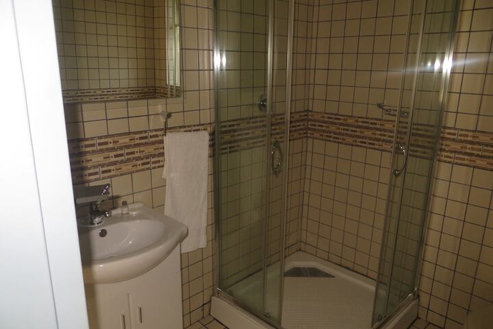 Room 5 of 8