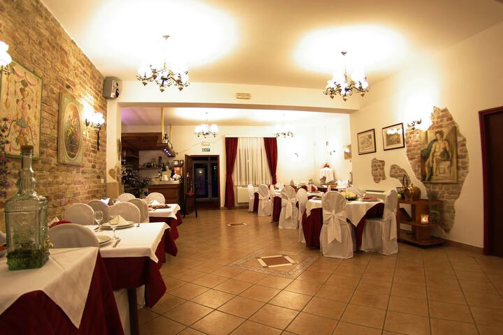 Dining 27 of 29