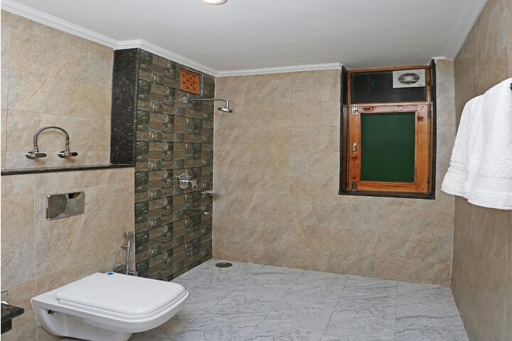 Room 2 of 9