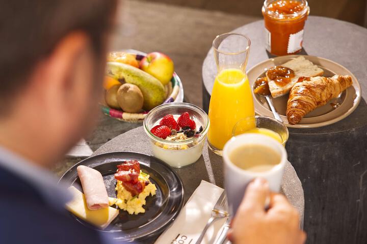 Breakfast/Coffee Service 26 of 43