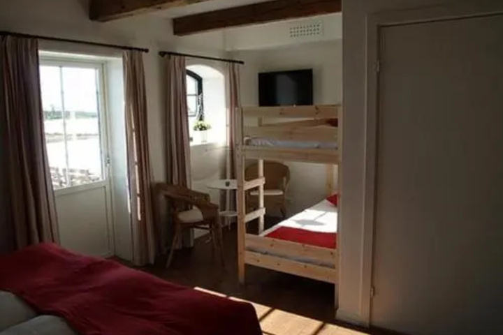Room 4 of 16