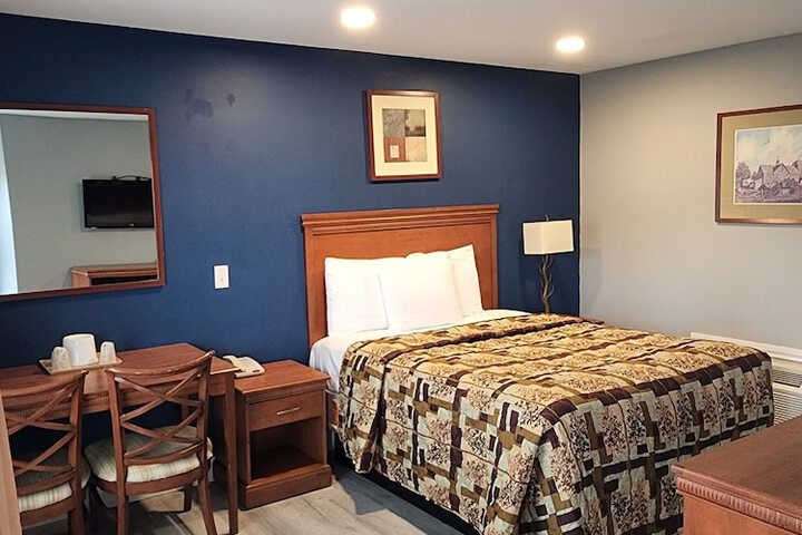 Economy Room 2 Queen Beds (12 of 12)