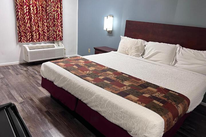 1 King Bed (5 of 6)