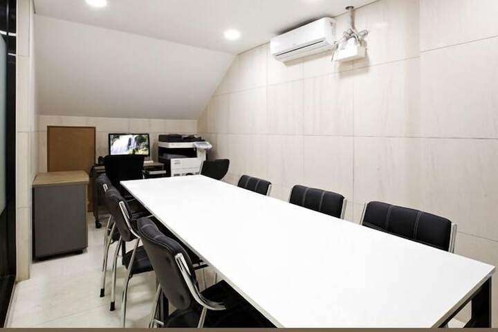 Business Center 23 of 26