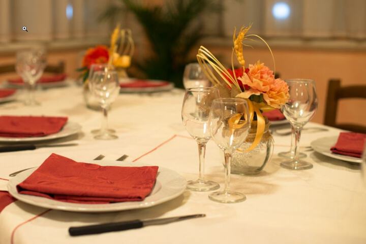 Dining 8 of 22