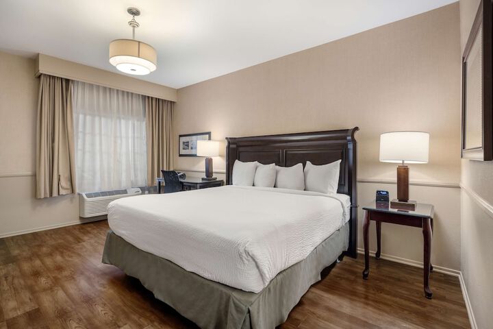 Accessible 1 King Mobility Accessible Bathtub Wet Bar Microwave and Refrigerator (7 of 20)