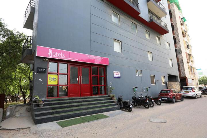 Hotel Noida Grand