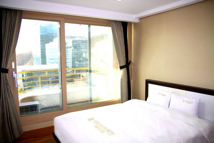 Room 6 of 63