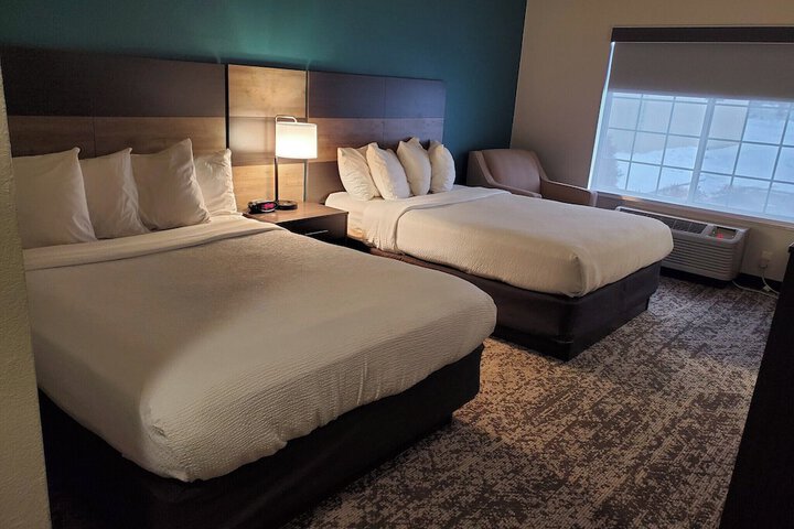 2 Queen Beds Microwave and Refrigerator Work Desk WiFi Full Breakfast (2 of 25)