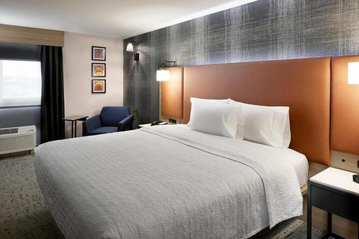 1 King Bed (2 of 10)